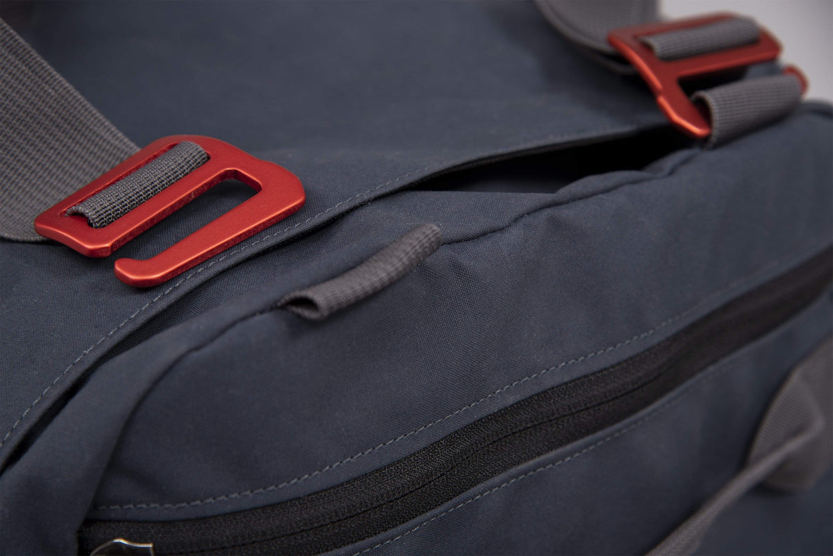idaho 30 waxed cotton duffle bag in denim strap detail - closed