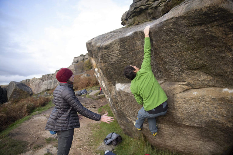 mens kelpie fleece in fern bouldering in the peak district - action