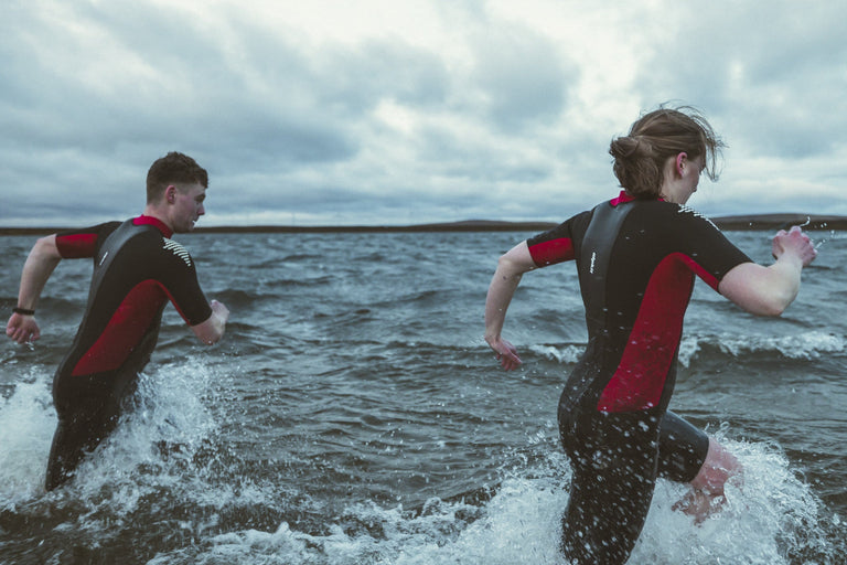 alpkit duel mens swim run wetsuit in red and black - action