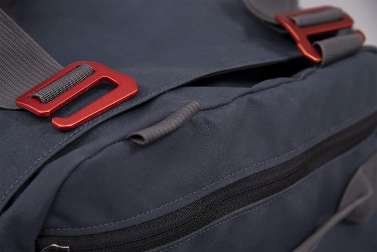 idaho 30 waxed cotton duffle bag in denim strap detail - closed