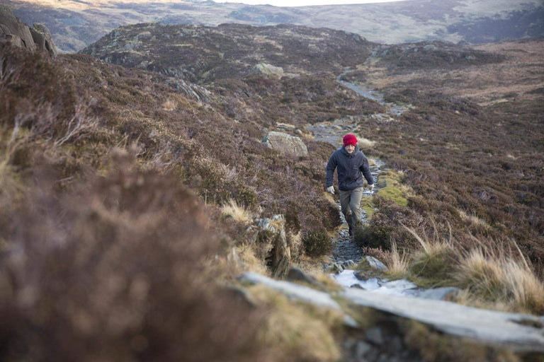 mens katabatic synthetic insulation jacket in tarmac - action