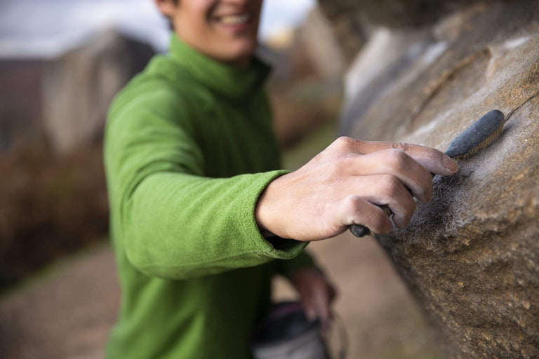 mens kelpie fleece in fern bouldering in the peak district - action - closed