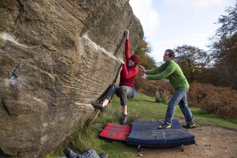 mens kelpie fleece in fern bouldering in the peak district - action